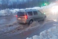 Улицу Кольцова в Кирове затопило: жители до сих пор остаются без воды