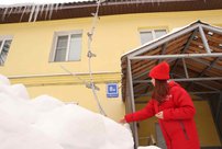 Скопившийся за зиму снег проломил новую крышу на Московской в Кирове