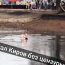 Купальный сезон открыт: в пруду у цирка в Кирове заметили двух пловцов